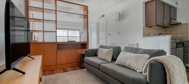 Charming Gateway Studio w/Gym, Pool, nr Stadium, by Blueground in Austin