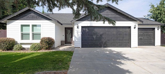 Charming Home, Private Porch & Patio in Kennewick