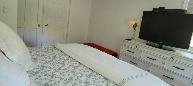 Charming Split-Level House with heated pool, hot tub & a brand-new septic system in Hampton Bays