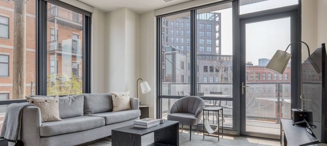 Chic River West 2BR w/ Gym, Grills & Rooftop, nr I-90, by Blueground in Chicago