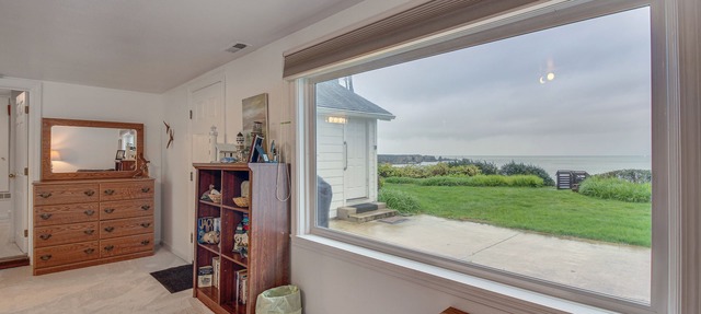 Cliffside Lighthouse Beach Home w/Ocean View in Coos Bay