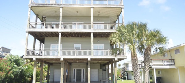 Close to the beach. Spacious & bright with gorgeous views from 3rd decks. in Galveston