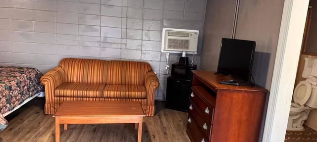 Comfortable Pet-Friendly Room Near Dothan Attractions! w/Free Parking in Dothan