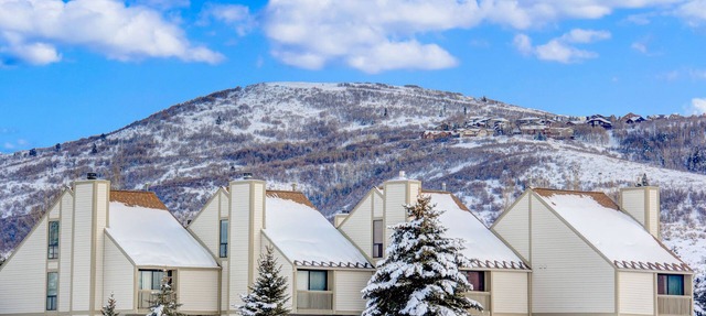 Convenient location on shuttle route with fantastic mountain views! in Park City