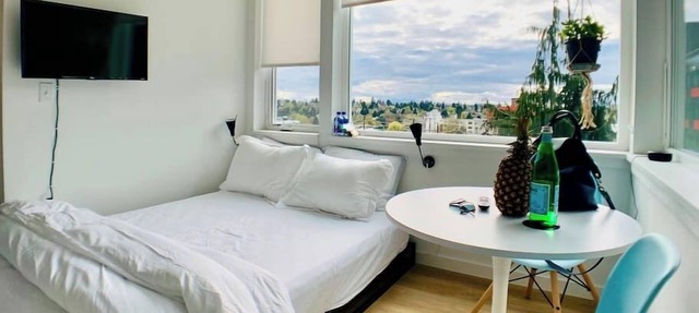 Corner unit studio with natural light and premium amenities for a very comfortable quick stay. in Seattle
