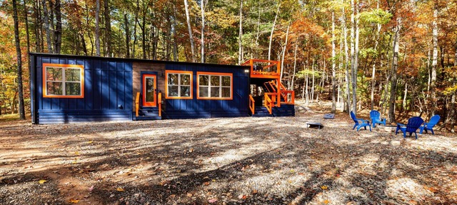 Couples! Bigfoot Tiny Home, Hot Tub, Firepit, Roof top deck! New cozy cabin in Morganton