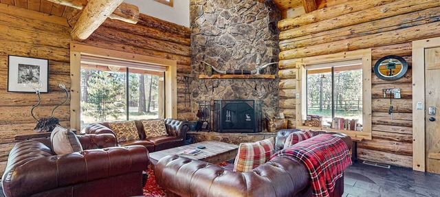 Cozy log cabin with wrap-around porch, Hot tub Loft space, Washer & Dryer in Bend