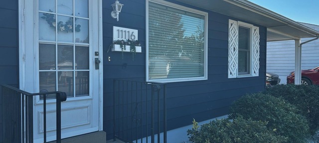 Cute Blue House -2 bdrm house. Private backyard. 20 min or less from anywhere in Sappington