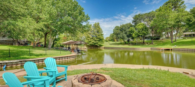 Deck, Grill & Fire Pit: Waterfront Texas Retreat in Tool
