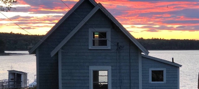 Delightful waterfront cottage with beautiful views of the sunset. in Cushing