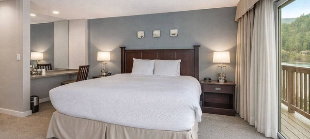 Deluxe King Suite with Panoramic Ocean View in Eastsound