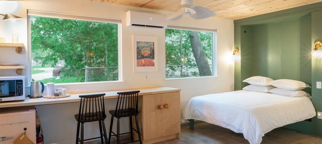 Designer E Austin Studio Close to Airport, Downtown, & UT Campus in Austin