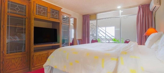 Discover King Unit, Free Parking, Pets Allowed; Steps Away From Cattlemans Cafe in Liberal