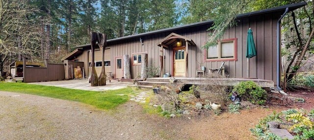 Dog Friendly Studio with Kitchenette, WiFi, Yard and Fire Pit near Eastsound Beach in Eastsound