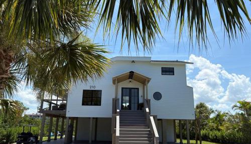 Don Pedro Island Canal dock and 5 Min to Beach in Englewood