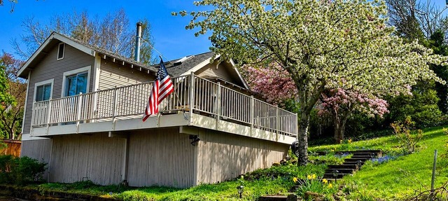 Downtown home, large deck, short walk to the heart of Hood River! Pet Friendly! in Hood River