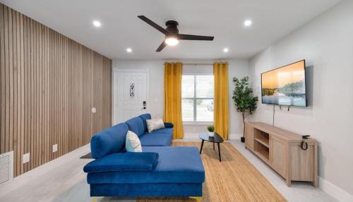Downtown Home with Basketball, Firepit and Just 20 Miles to Disney in Saint Cloud