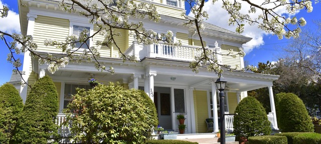 Easy access elegance, minutes from 95, colleges, Gillette and Providence. in Pawtucket