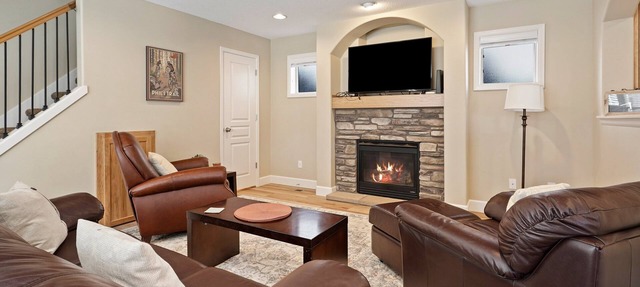 Ellie 30 Day Minimum - Northwest Bend Convenient Location - Private Walled Deck in Bend