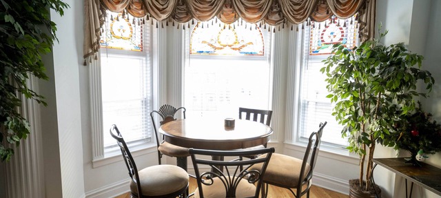 Extra Large Authentic Chicago Graystone walk to Wrigley, Lakefront & Restaurants in Chicago