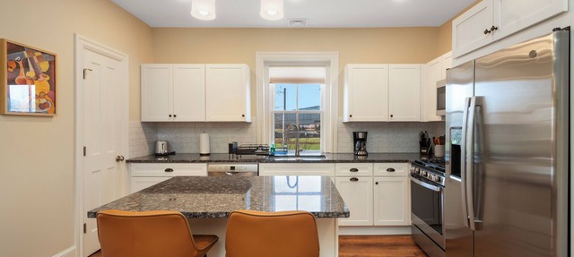 Fabulously Spacious 2-bedroom Apartment Near Brown & RISD + Free Parking in Providence