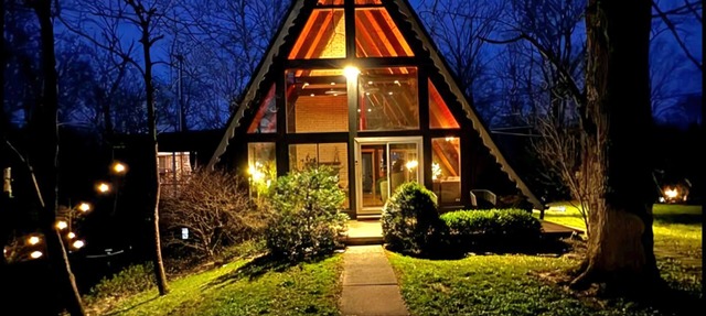 Fairytale A Frame in Cincinnati with hot tub, sauna, and gym. 2 Fenced acres in Cincinnati