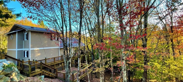 Fall Colors/Amazing Deck w/Fireplace & TV/Hiking/Skiing/Wineries/Pets in Beech Mountain
