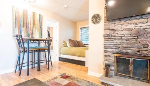 First floor studio Resort access Portable AC in Beech Mountain