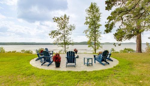 Friendly Cushing Home w/Dock & Fire Pit in Cushing