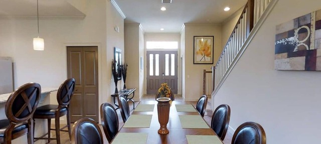 Gator Palace: Stylish 5-bedroom, 4-bath home, with upstairs loft. Sleeps 12. in Oviedo