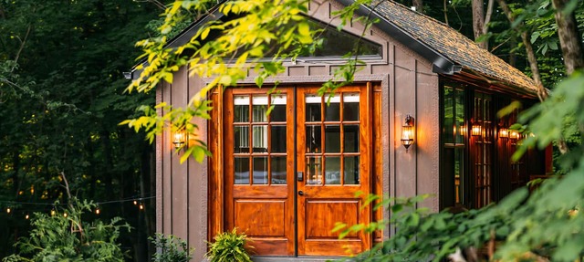 GloCabin, Romantic Forest Escape on 32 Private Acres + Hot Tub + Trails in Laurelville