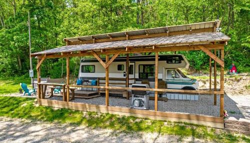 Gorgeous Caravan Glamping Escape for Four in Dover, Ohio in Dover