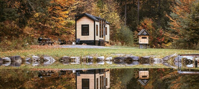 Gorgeous Cedar Tiny House for a Unique Pet-Friendly Getaway in Chester, Vermont in Chester
