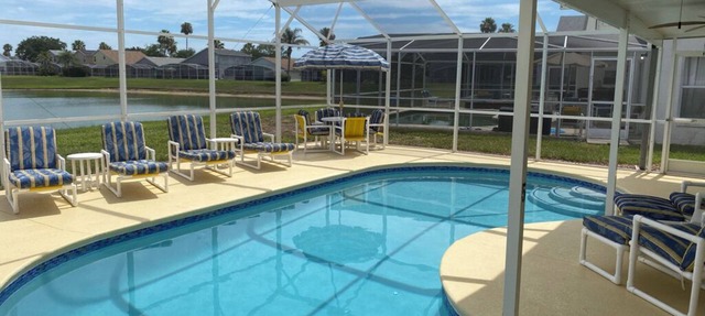 Hampton Lakes Luxury 4 Bed Villa, Games room, FREE Internet access, Lake View in Davenport