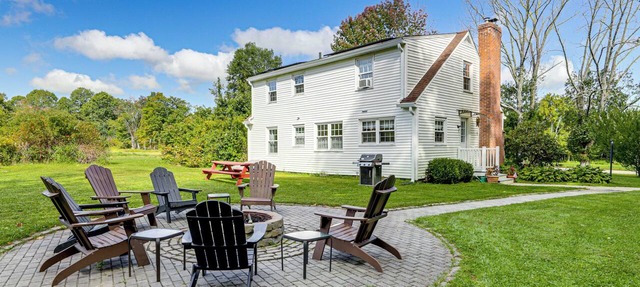 Hampton 'Quiet Corner Cottage' w/Fireplace & Yard in Hampton