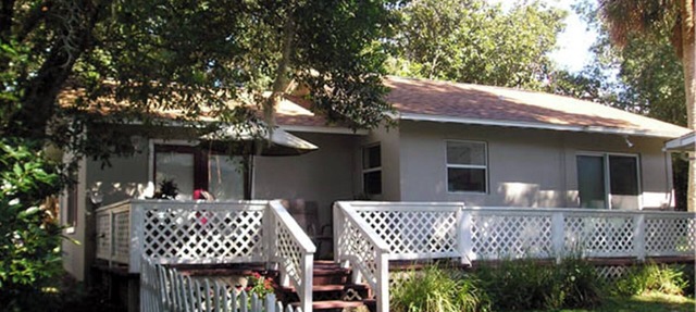 High Hedges Cottage - Close to downtown Mt Dora in quiet neighborhood in Mt Dora