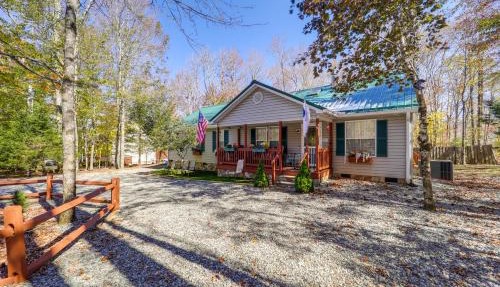 Home w/Game Room, Fenced Yard, 8-Person Jacuzzi in Beech Mountain