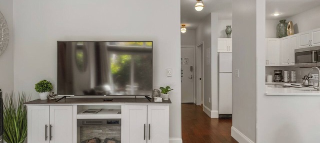 Immaculate Modern 2BR Condo with Pool & Parking! in Seattle