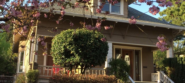 Inner Southeast Portland Comfy & Eclectic Craftsman Home in Portland