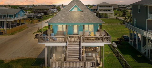 Keepin' It Reel -Beachfront - Hot Tub - Fenced Yard in Crystal Beach