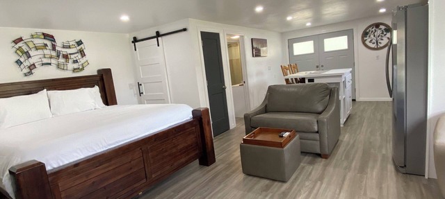 King Size Bed Studio Apartment With Screen Room in Cocoa