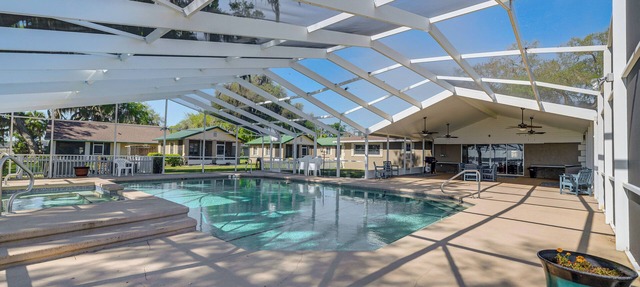 Lakefront & Poolside! Family Retreat in Hernando in Hernando