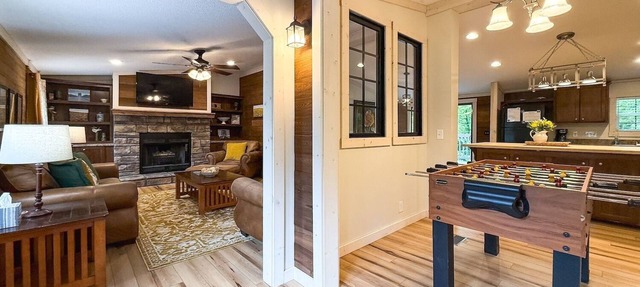 Large 3BR/4BA Cabin - Hot Tub, Private Deck & Minutes from Cedar Lake & Shawnee! in Cobden