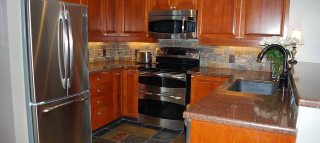 Largest 1 Br Condo With Den, Quiet Top Floor End Unit, Sleeps 6 in Solitude
