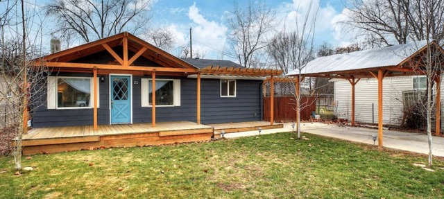 Little Blue Bungalow Pet Friendly Fenced Yard & Dog Door Near Downtown, BSU & Airport in Boise