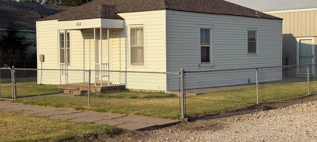 Little Hideout Hideaway great for long stays, hunting, or weekend visits in Great Bend