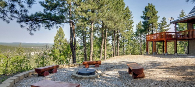 'Longview Lodge' w/Furnished Deck & Fire Pit! in Alton