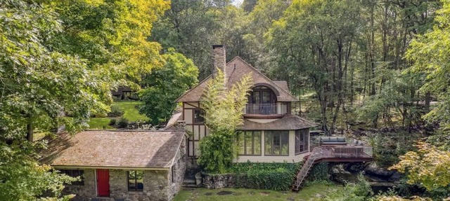 Luxury Riverfront Estate - Pool, Spa, Tennis, & Pond in Killingworth