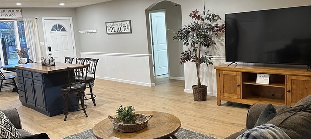 *Magnolia inn* updated condo, centrally located. Pet friendly! Boat/RV parking in Carterville