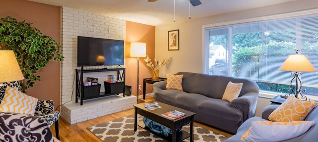 Minutes to Airport, Waterfront and Downtown Sleeps 6 in Bellingham
